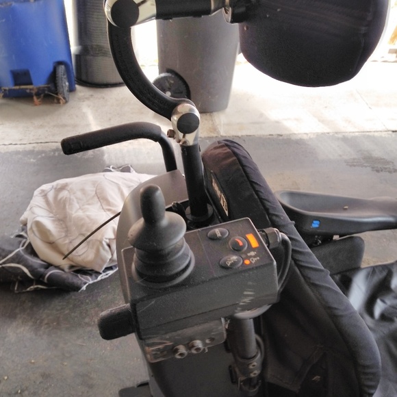 Motorize wheel chair for a paraplegic man disabled - Picture 7 of 7